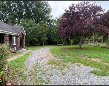 1343 S Battleground Avenue - Photo Thumbnail 3