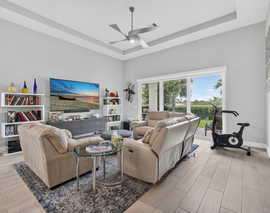 9945 Regency Way - Photo Thumbnail 16