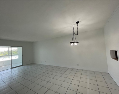 19255 Ne 2nd Avenue - Photo Thumbnail 2