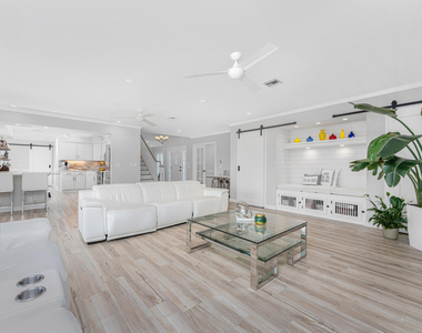 139 Seville Place Sw - Photo Thumbnail 2