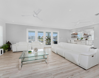 139 Seville Place Sw - Photo Thumbnail 5