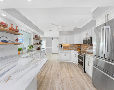 139 Seville Place Sw - Photo Thumbnail 7