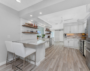 139 Seville Place Sw - Photo Thumbnail 6