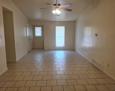 2605 Arlington Lane - Photo Thumbnail 3