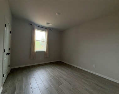 6111 Collins Court - Photo Thumbnail 12