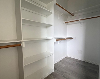 6111 Collins Court - Photo Thumbnail 8