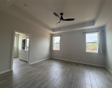 6111 Collins Court - Photo Thumbnail 5