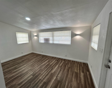 417 Sw 25th Terrace - Photo Thumbnail 10