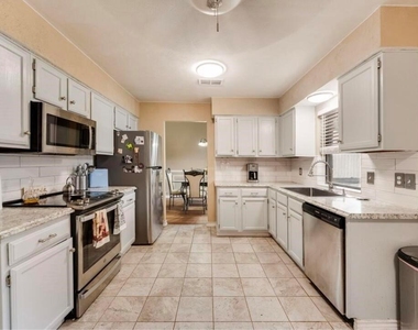 1022 Melissa Lane - Photo Thumbnail 5