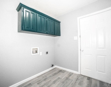 8016 Tree Leaf Lane - Photo Thumbnail 17