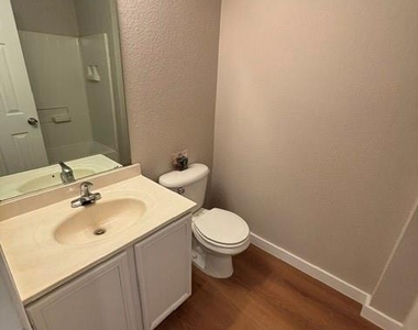 2755 Hacienda Lake Drive - Photo Thumbnail 20