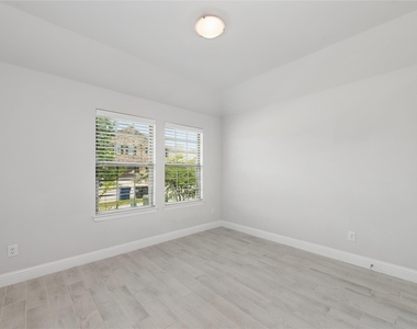 528 Cattle Chute Court - Photo Thumbnail 3