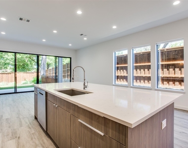 2335 Hondo Avenue - Photo Thumbnail 3