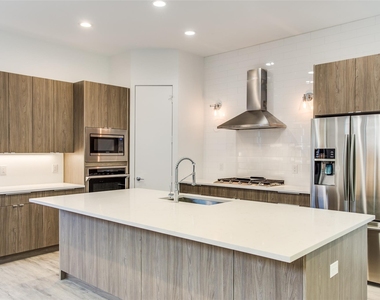 2335 Hondo Avenue - Photo Thumbnail 4