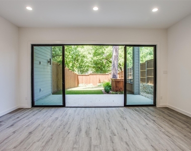2335 Hondo Avenue - Photo Thumbnail 6
