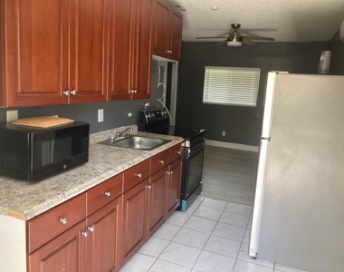 1175 Ne 6th Avenue Ne - Photo Thumbnail 1