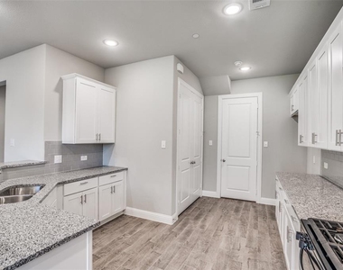 517 Sequoia Street - Photo Thumbnail 2
