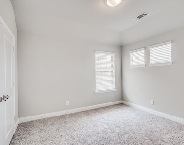 517 Sequoia Street - Photo Thumbnail 6