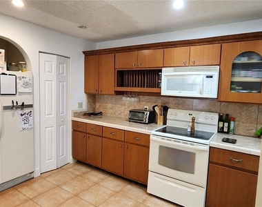 9862 Nw 1st Court - Photo Thumbnail 5