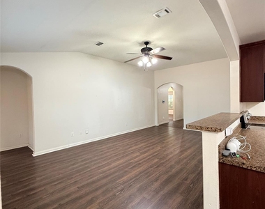 1401 Macy Lane - Photo Thumbnail 7