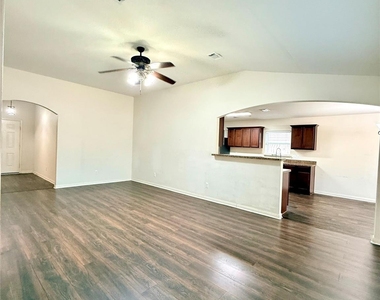 1401 Macy Lane - Photo Thumbnail 12