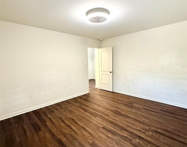 1401 Macy Lane - Photo Thumbnail 6