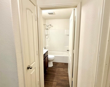 1401 Macy Lane - Photo Thumbnail 4