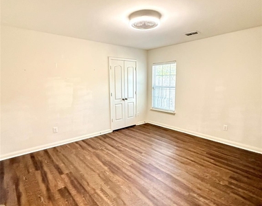 1401 Macy Lane - Photo Thumbnail 5
