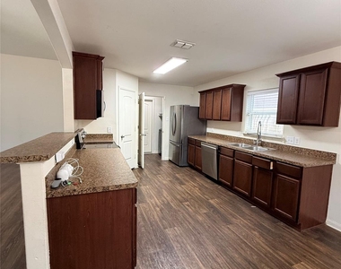 1401 Macy Lane - Photo Thumbnail 8