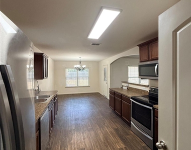 1401 Macy Lane - Photo Thumbnail 9