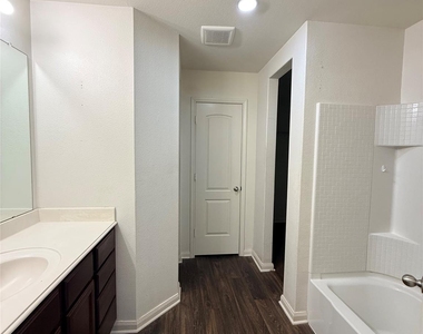 1401 Macy Lane - Photo Thumbnail 15
