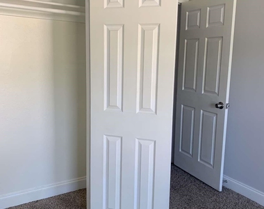 2417 Norway Drive - Photo Thumbnail 13