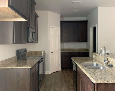 2417 Norway Drive - Photo Thumbnail 2