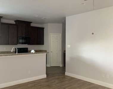 2417 Norway Drive - Photo Thumbnail 4