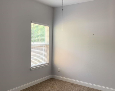 2417 Norway Drive - Photo Thumbnail 9