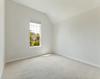 1520 Eleanor Drive - Photo Thumbnail 15