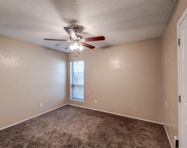 638 Cranbrook Park - Photo Thumbnail 3