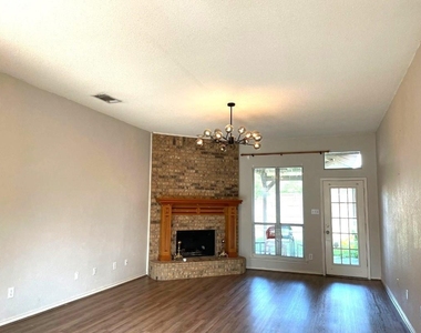 1304 Rosewood Lane - Photo Thumbnail 6