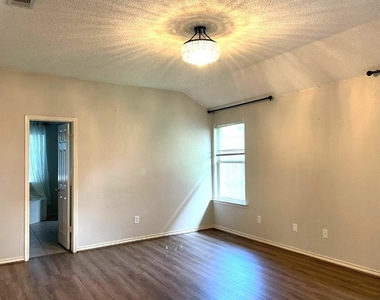 1304 Rosewood Lane - Photo Thumbnail 4