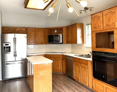 1304 Rosewood Lane - Photo Thumbnail 3