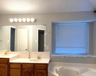 1304 Rosewood Lane - Photo Thumbnail 7