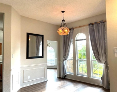 1304 Rosewood Lane - Photo Thumbnail 2