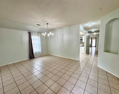 2812 Park Place Drive - Photo Thumbnail 4