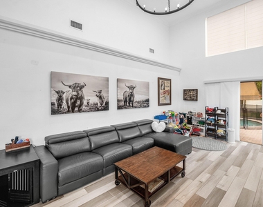 5705 Nw 42nd Court - Photo Thumbnail 10
