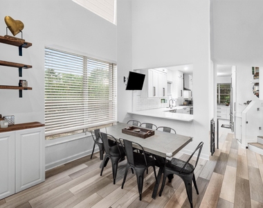 5705 Nw 42nd Court - Photo Thumbnail 8