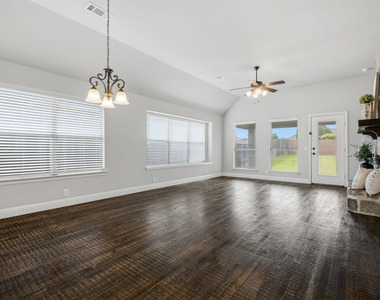 2115 Victoria Lane - Photo Thumbnail 7