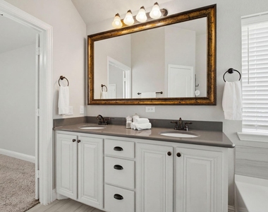 2115 Victoria Lane - Photo Thumbnail 18