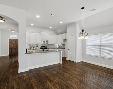 2115 Victoria Lane - Photo Thumbnail 4