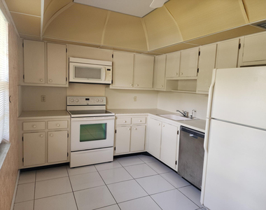 805 Cypress Boulevard - Photo Thumbnail 17
