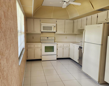 805 Cypress Boulevard - Photo Thumbnail 16